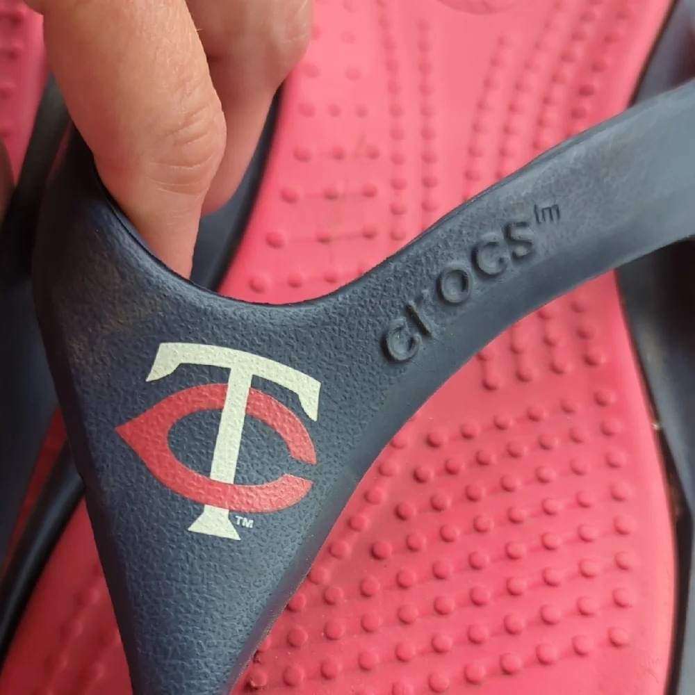 💙🩴⚾❤️ Men's Minnesota Twins CROCS Navy and Coral Flip Flops size 11 💙🩴⚾❤️